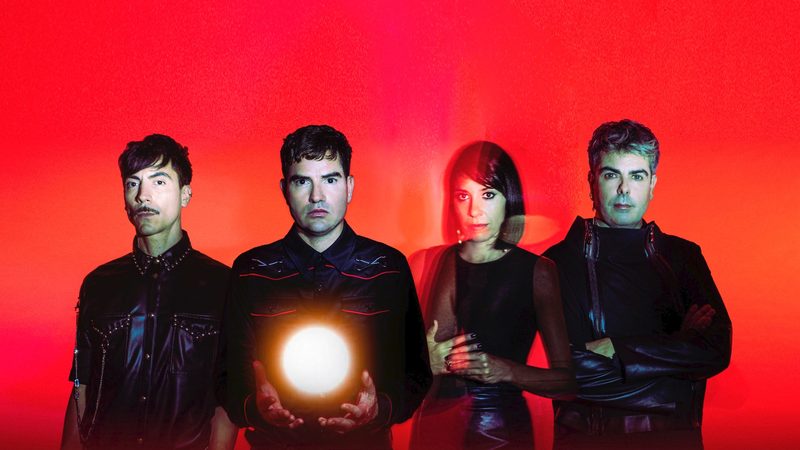 Los cuatro integrantes de Dorian sobre un fondo rojo