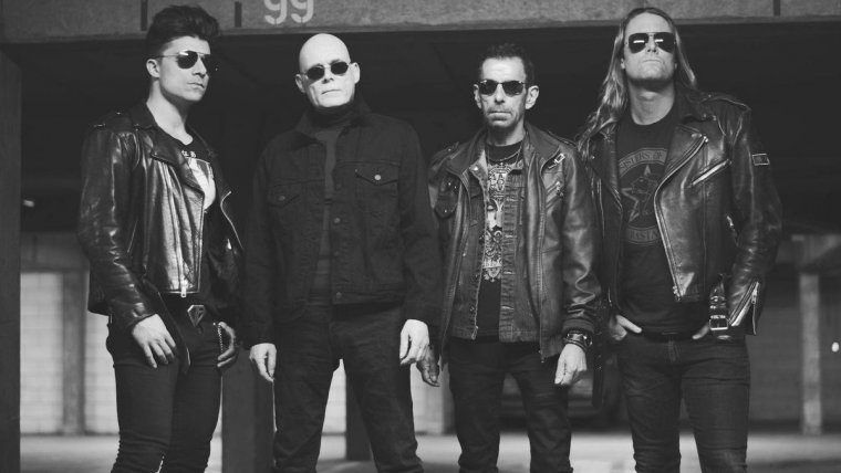 The Sisters of Mercy posan juntos en una fotografía promocional en blanco y negro