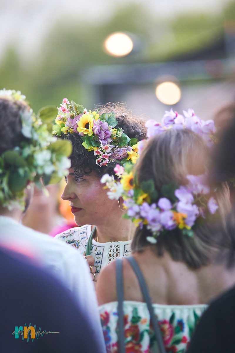 Festivalgoers wearing flower crowns at Canela Party 2026