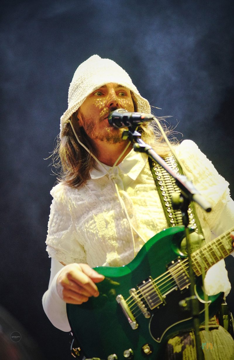 Carlos Ares singing at Degusta Fest Armilla 2026