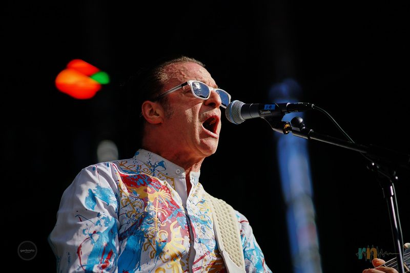 Redd Kross singing at Degusta Fest Armilla 2026