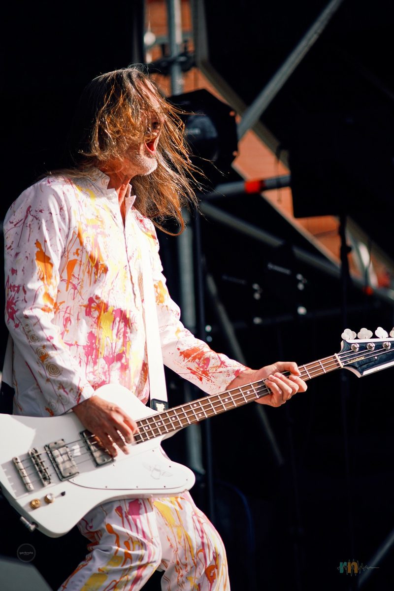 Redd Kross bassist at Degusta Fest Armilla 2026
