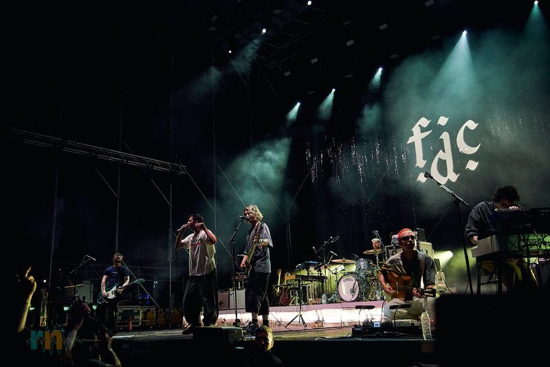 Fontaines D.C. al completo durante el concierto en El Muelle Live de Alicante