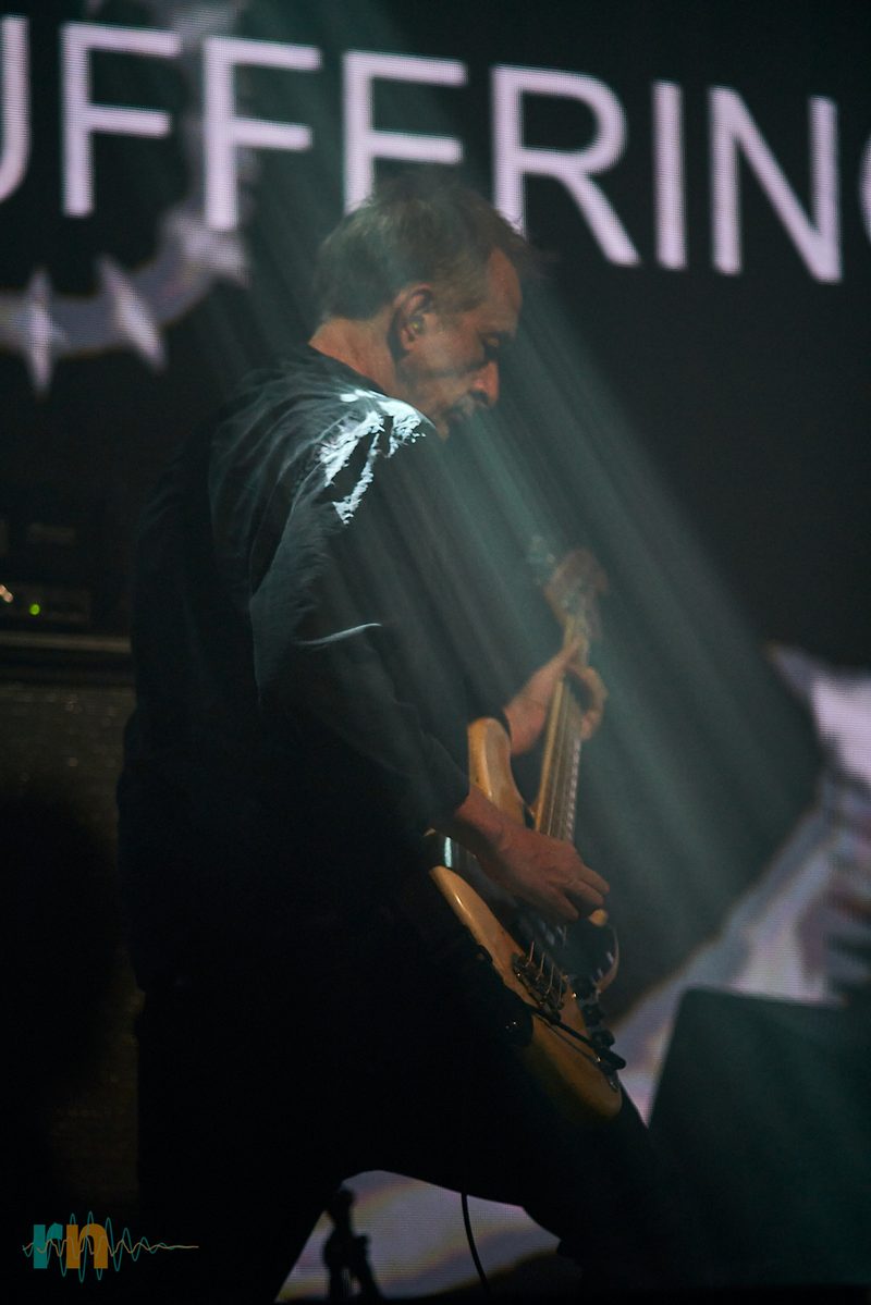 Mat Osman playing bass during the Suede concert in Murcia