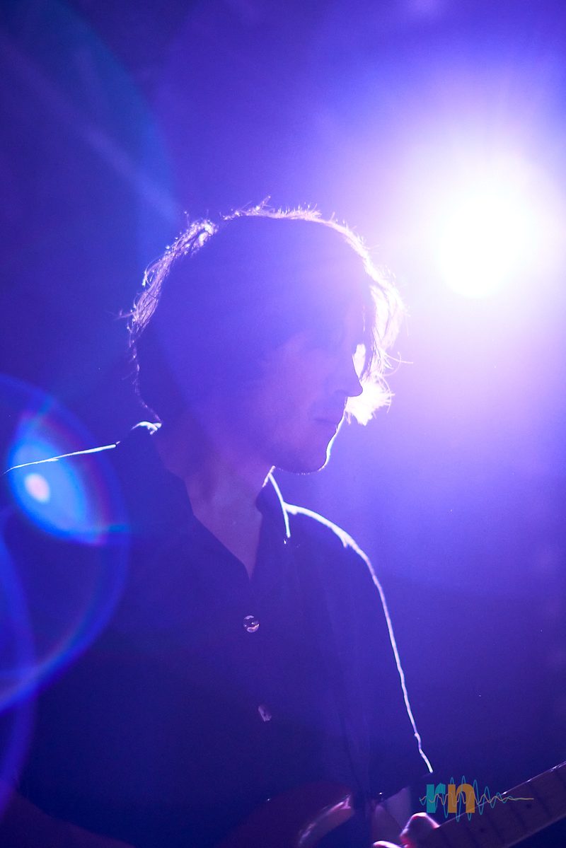 Kip Berman de The Pains of Being Pure at Heart bajo luz violeta