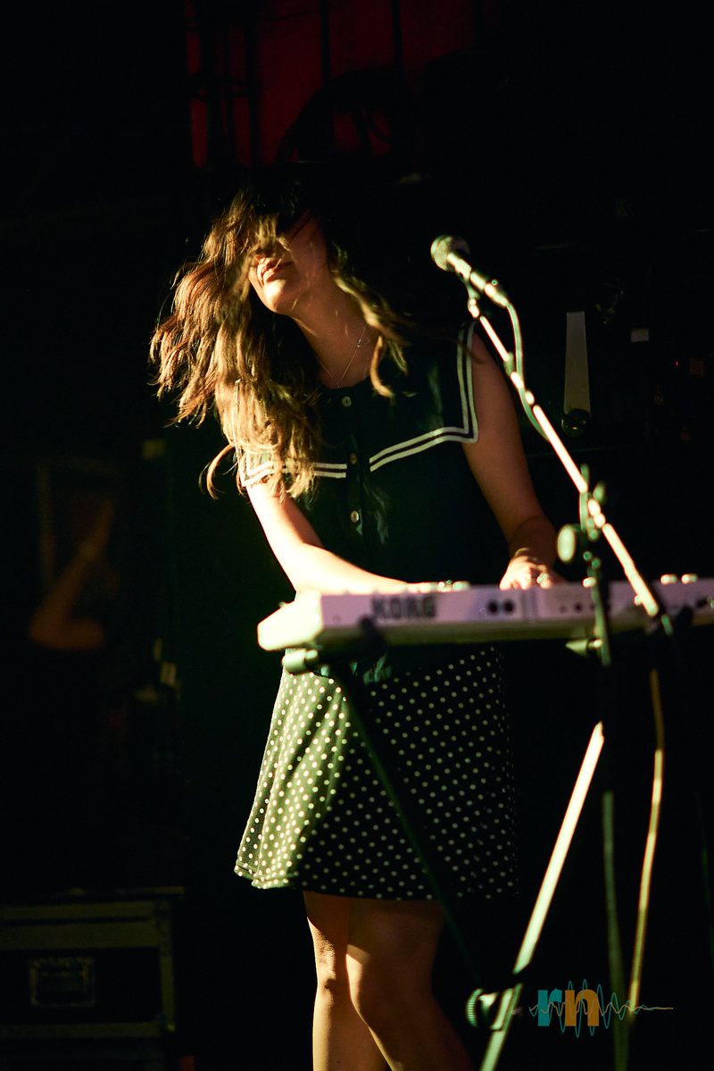 Teclista de The Pains of Being Pure at Heart en la Sala REM