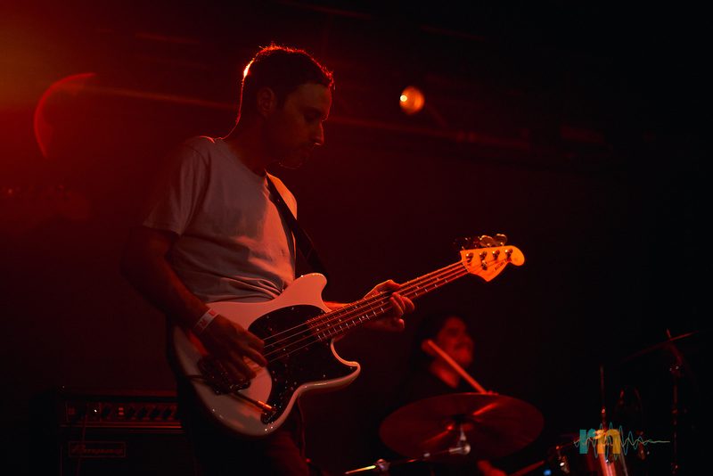 Bajista de The Pains of Being Pure at Heart en Sala REM
