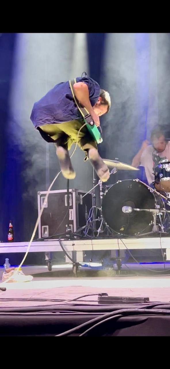 The university guitarist jumps on the Antioxidante stage, with the drummer in the background