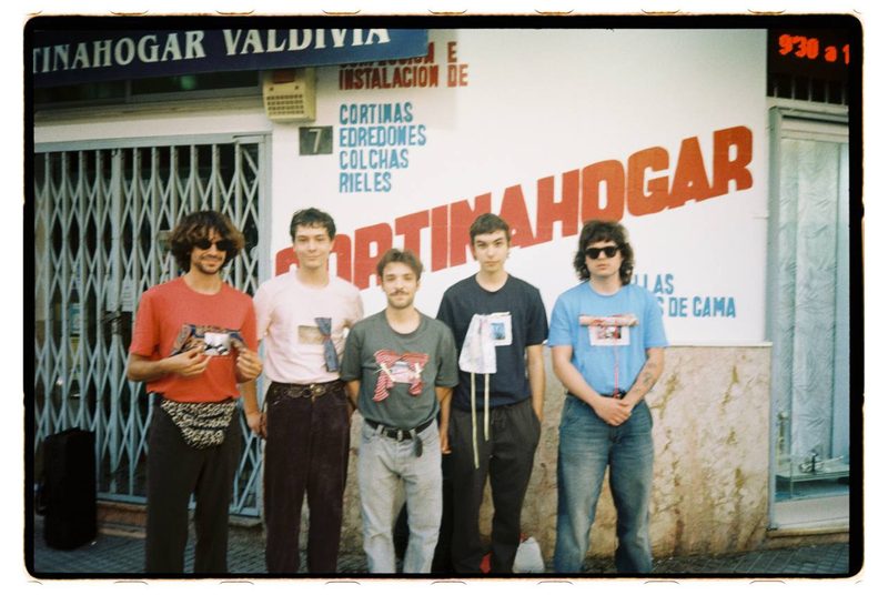 Los cinco integrantes de Construimos Escaleras frente al comercio Cortinahogar Valdivia