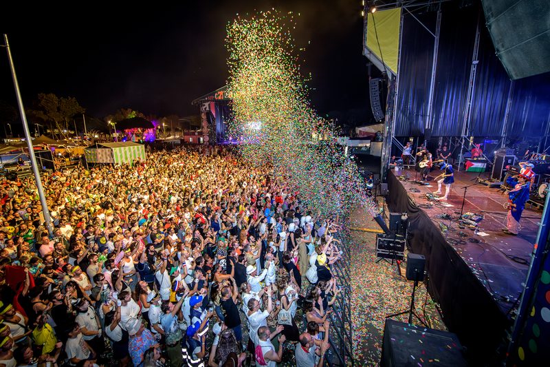 The Canela Party crowd under a shower of confetti