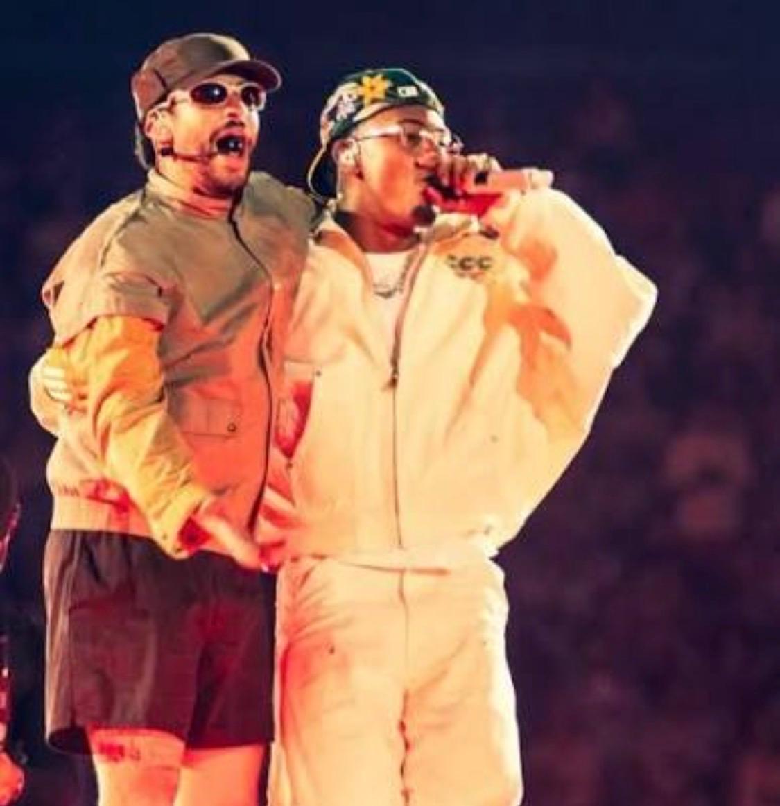 Dos artistas urbanos actuando juntos sobre un escenario.