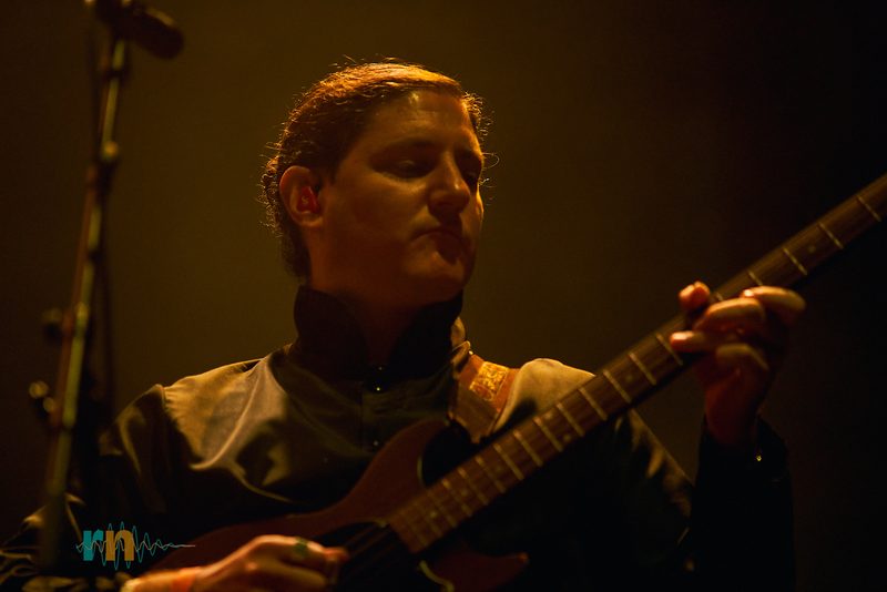 La guitarrista de Cervatana toca bajo luz ámbar durante Canela Party 2026.