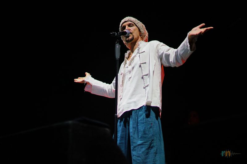 Tim Booth canta con los brazos abiertos en Warm Up 2026