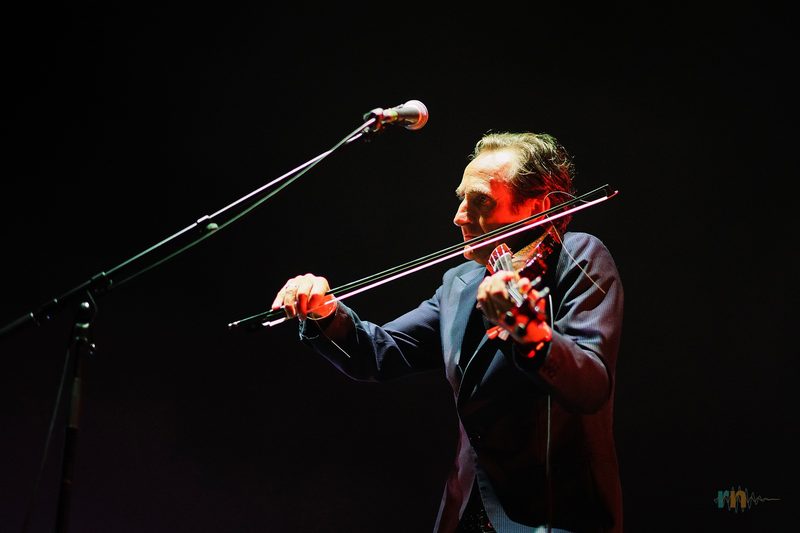 Violinista de James toca bajo una luz roja en Warm Up 2026