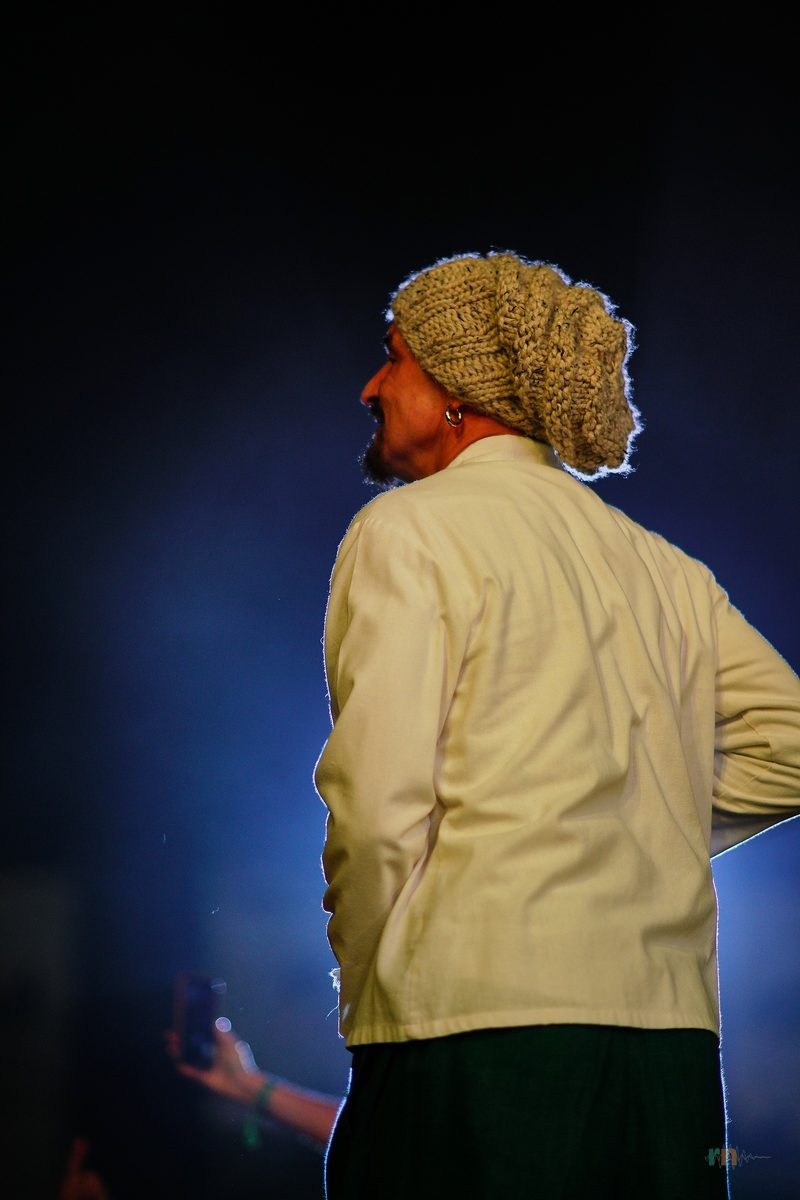 Tim Booth, de espaldas y con gorro, durante el concierto de James
