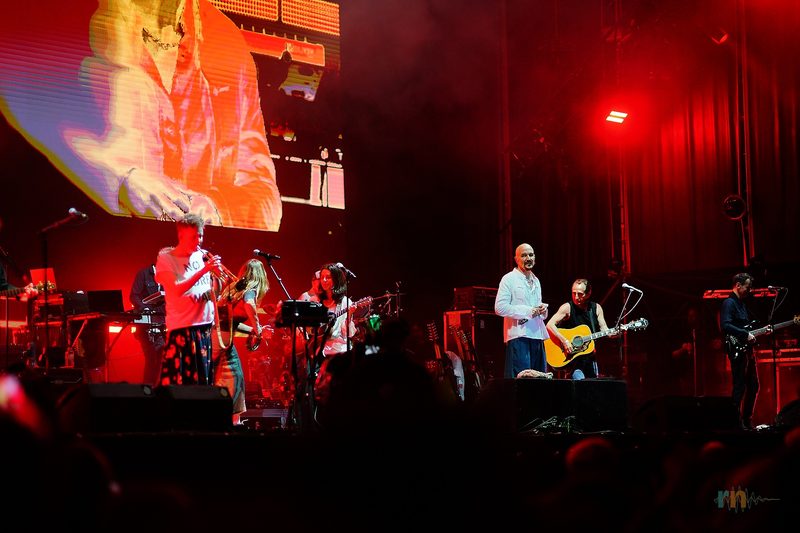 James al completo sobre un escenario iluminado en rojo