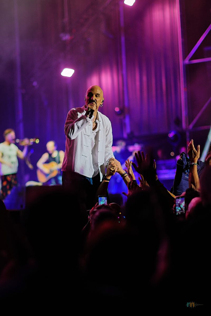 Tim Booth canta rodeado por el público de Warm Up 2026