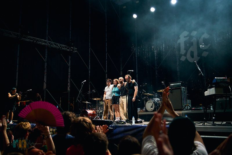 La Milagrosa saluda al público al final de su actuación en El Muelle Live de Alicante.