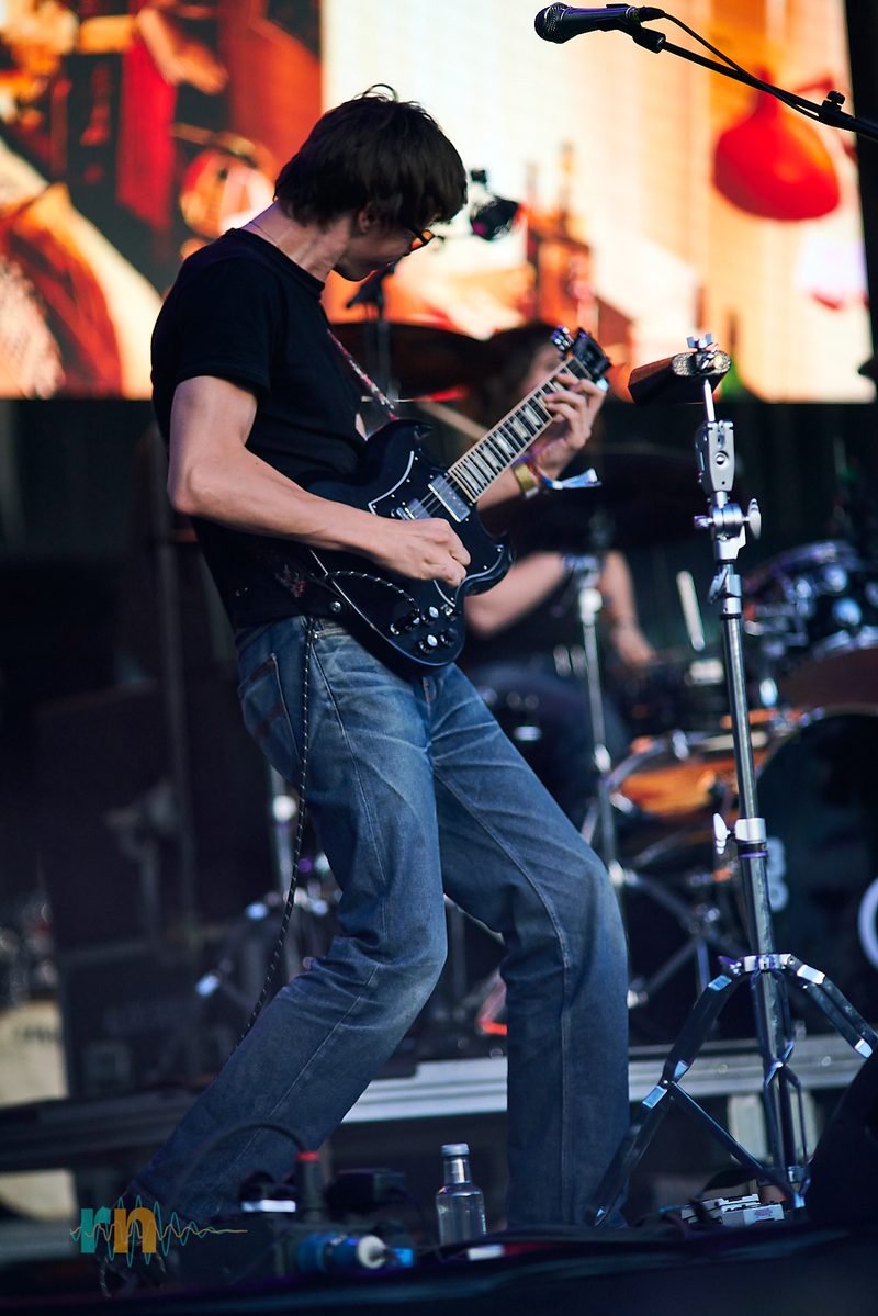 Un guitarrista de Man/Woman/Chainsaw toca inclinado sobre su guitarra negra en Canela Party 2026.