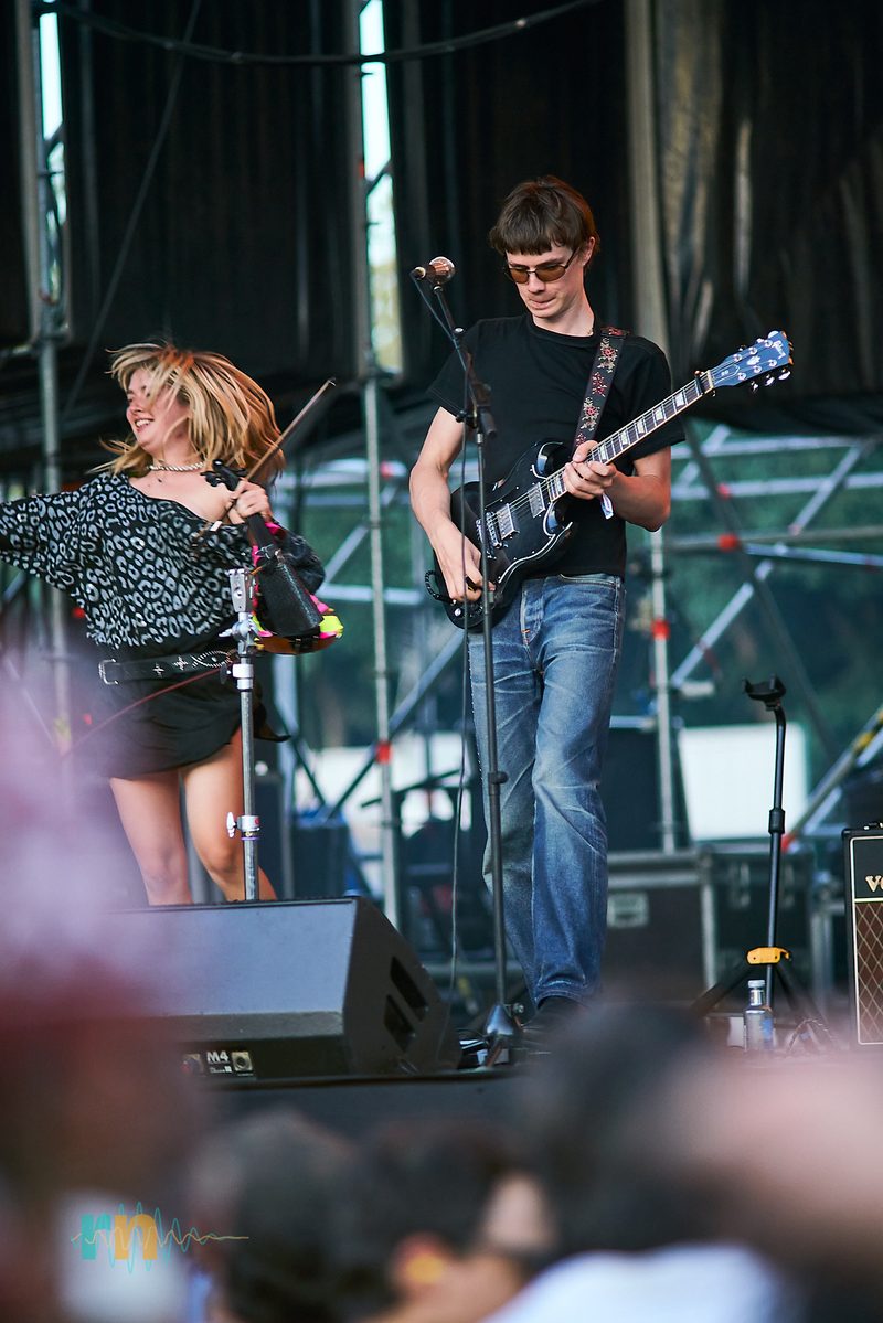 La violinista y un guitarrista de Man/Woman/Chainsaw comparten el escenario en Canela Party 2026.