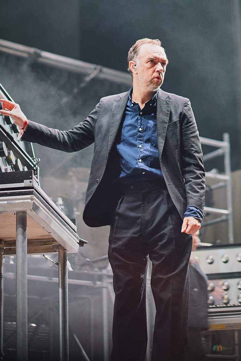 Músico de Soulwax junto a los sintetizadores en Warm Up 2026