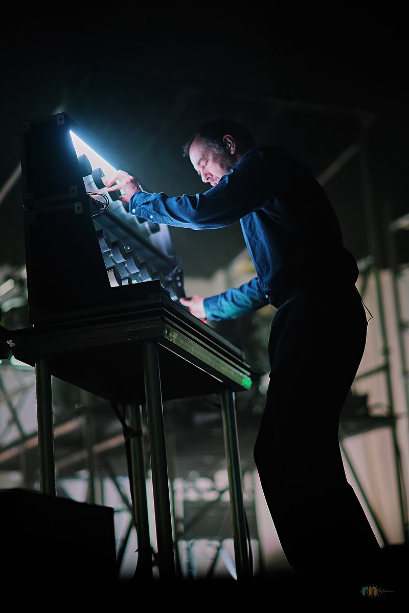 Músico de Soulwax interpreta un pasaje sobre el equipo electrónico