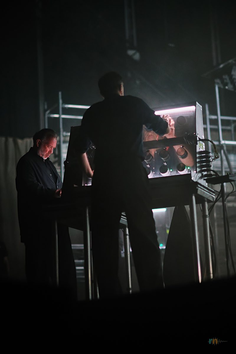Soulwax trabaja sobre sus instrumentos electrónicos visto desde el escenario